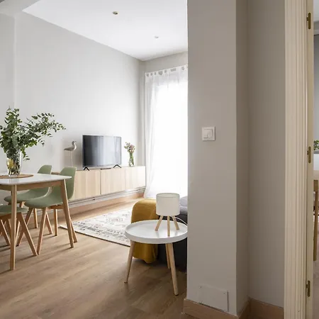 Espaciosa Casa Con 3 En *