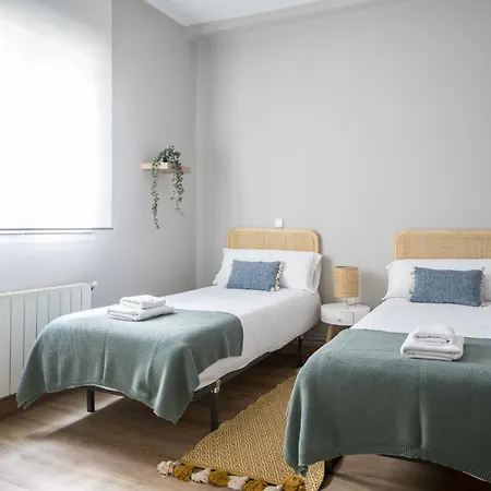 Espaciosa Casa Con 3 En *