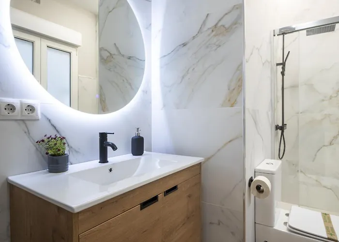 Espaciosa Casa Con 3 En *